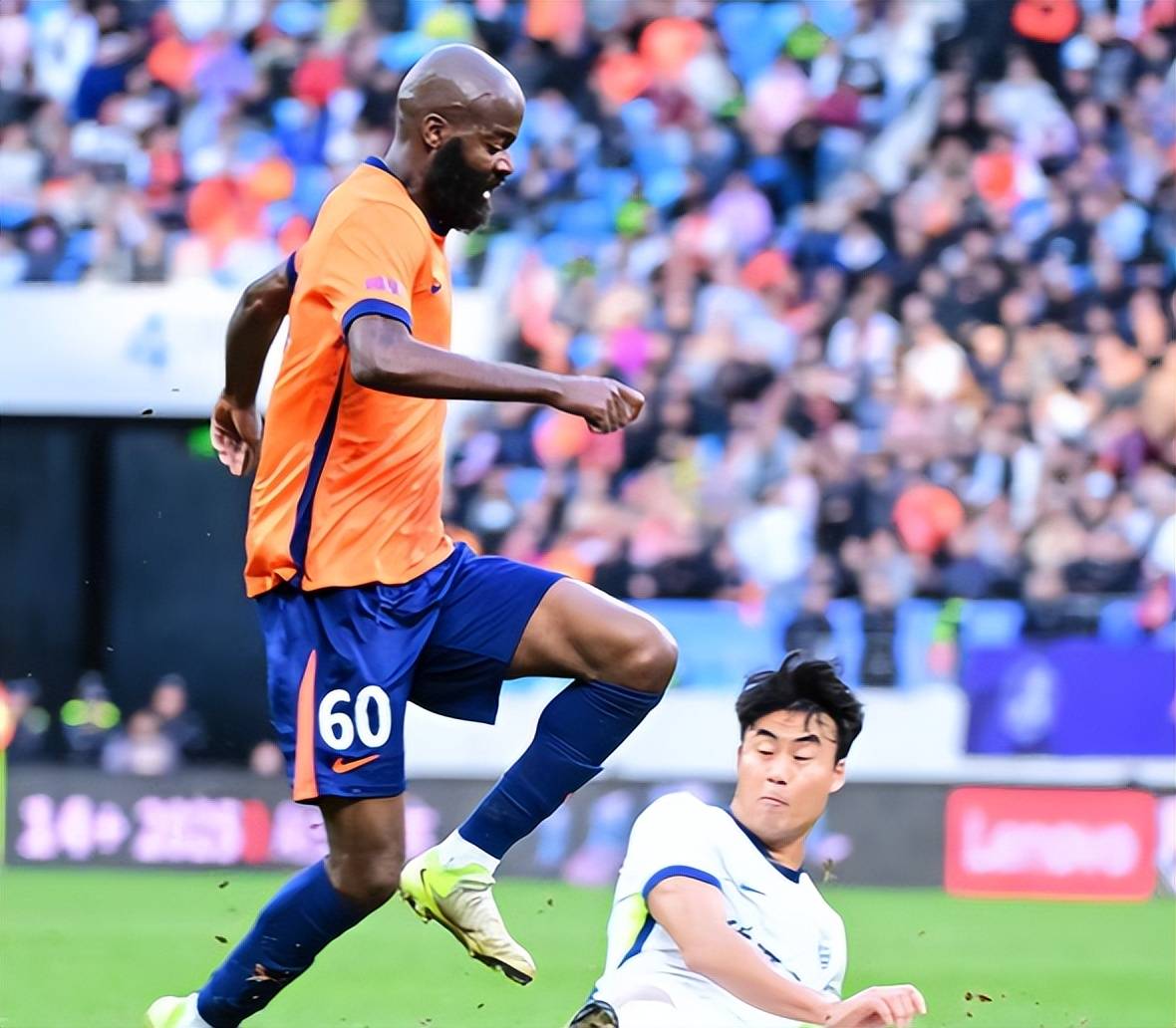 中国龙8体育官网-赛地聚焦——中超冲刺阶段热度飙升；多特蒙德篮板制胜；气氛紧张；训练强度明显提升