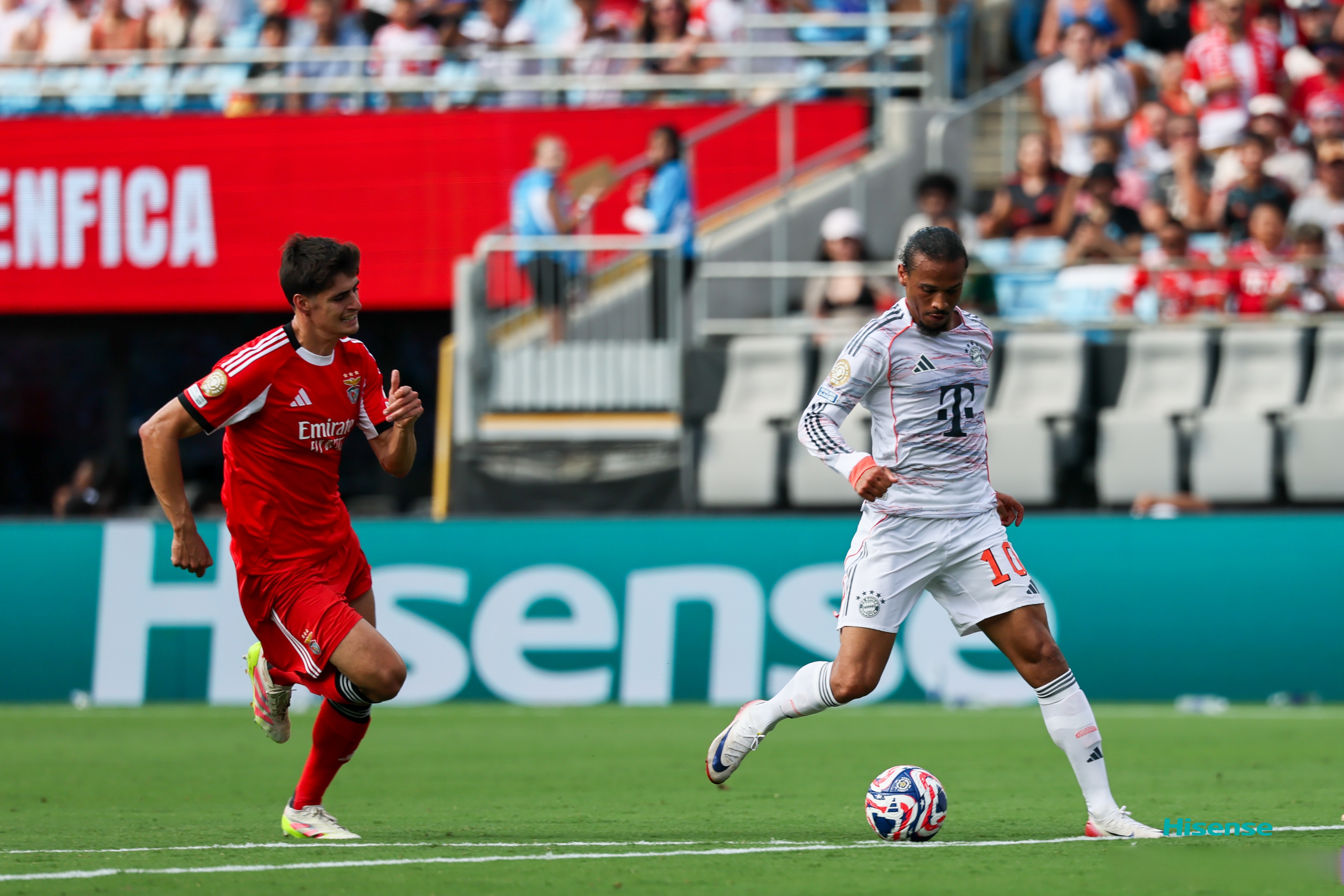 门兴格拉德巴赫迎欧联关键赛，冲刺阶段防线松动，气氛紧张，高层口径保持一致