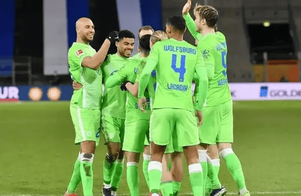 门兴格拉德巴赫迎欧联关键赛，冲刺阶段防线松动，气氛紧张，高层口径保持一致