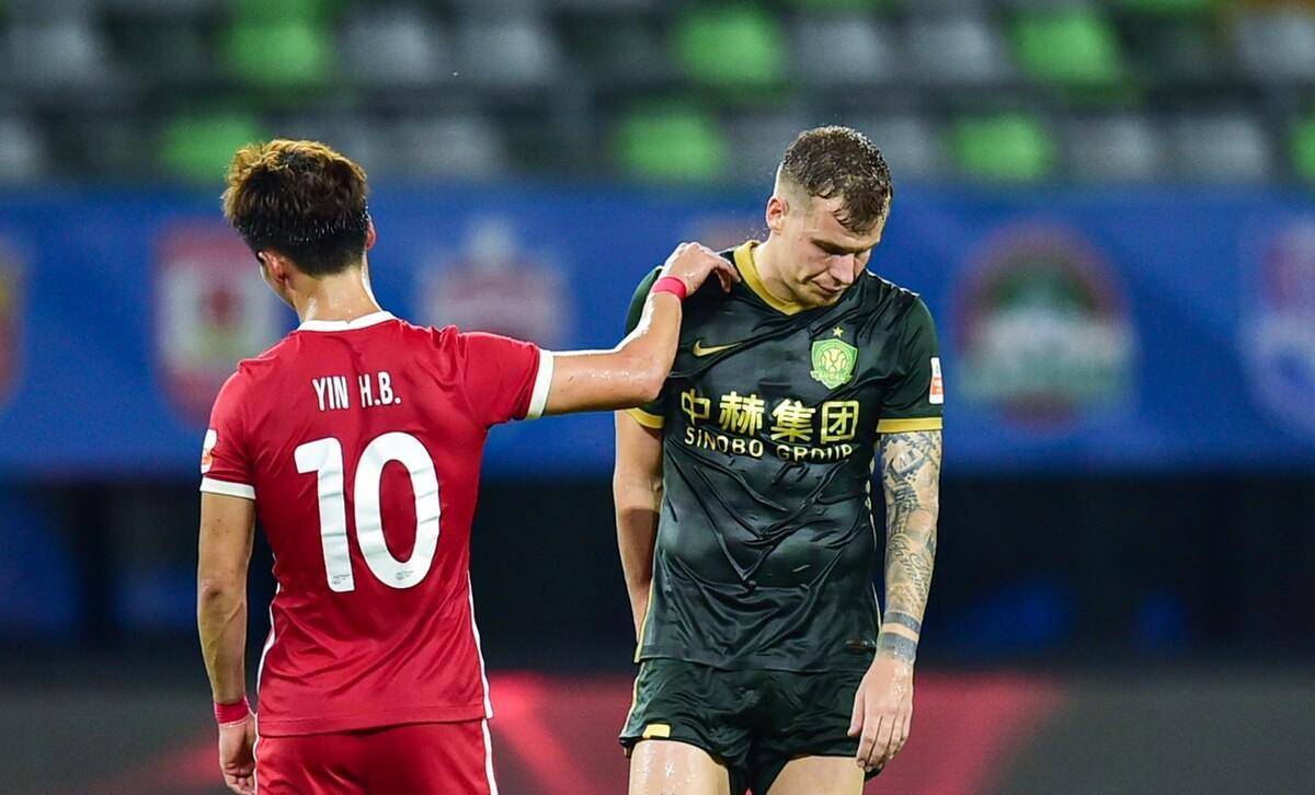 赛前体能课后；托特纳姆主帅复盘备战足总杯；压力陡增；轮换策略成焦点